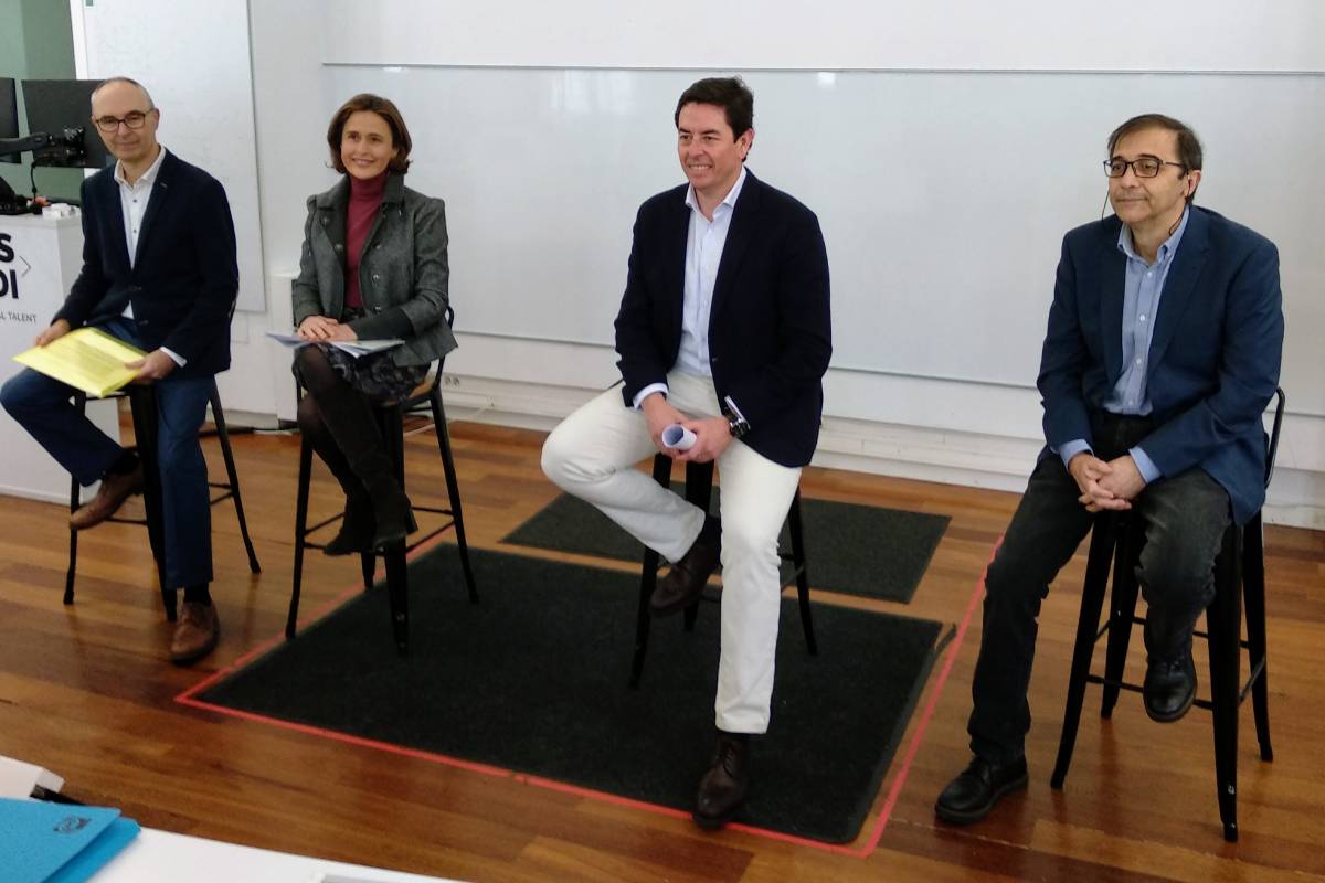 Oscar López Moreno, candidato a vicepresidente 1º; Marta de Zarandieta, candidata a secretaria general; Manuel Martnez del Peral, candidato a presidente, y Luis Panadero, candidato a tesorero, explicando el programa de la candidatura. /C.T.